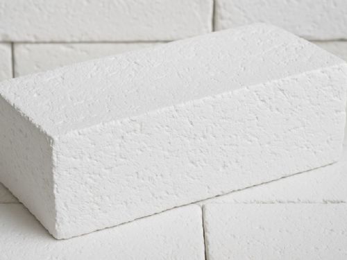 石膏磚牆怎麼選？特性、優缺點與空間應用完整解析